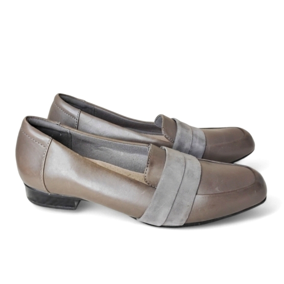 Clarks Leather Loafers Size 8.5 Juliet Rose Neutral Velvet Band Low Heel Preppy - Picture 1 of 9
